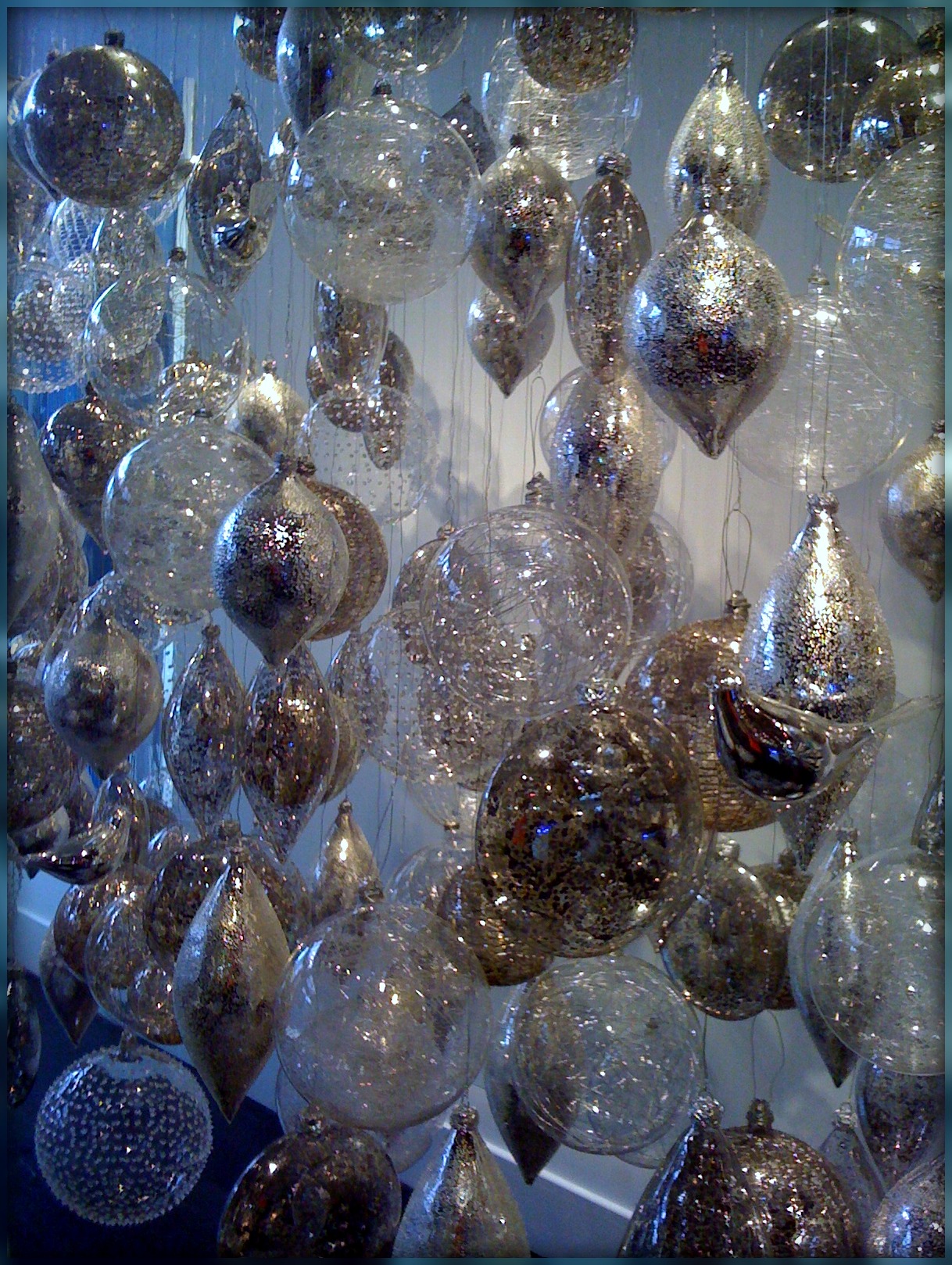 Icy Baubles: photo credit - Sandi Amorim